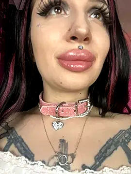 Snapshot of Molly__Moon chatting on 12/05/24, 08:33 Molly Moon online show from 12/05/24, 08:33