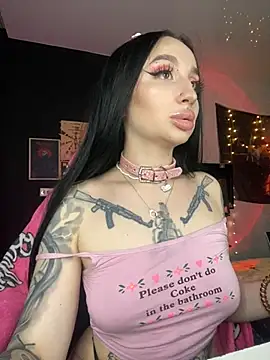 Snapshot of Molly__Moon chatting on 12/11/24, 11:41 Molly Moon online show from 12/11/24, 11:41