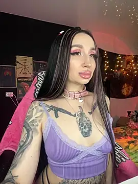 Snapshot of Molly__Moon chatting on 12/18/24, 05:26 Molly Moon online show from 12/18/24, 05:26