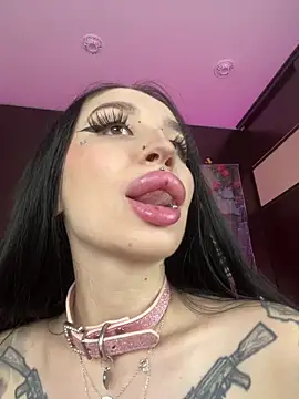 Snapshot of Molly__Moon chatting on 10/31/25, 02:34 Molly Moon online show from 10/31/25, 02:34