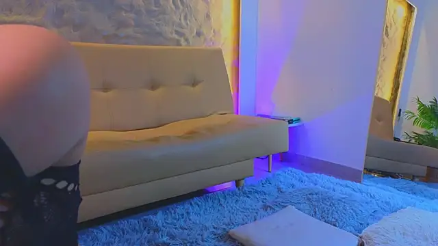 Snapshot of Isa__Blanc chatting on 10/20/25, 02:34 Isa Blanc online show from 10/20/25, 02:34