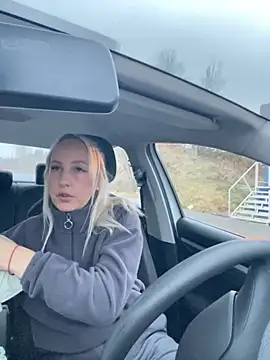 Snapshot of MerlinDave chatting on 10/27/25, 01:31 MerlinDave online show from 10/27/25, 01:31