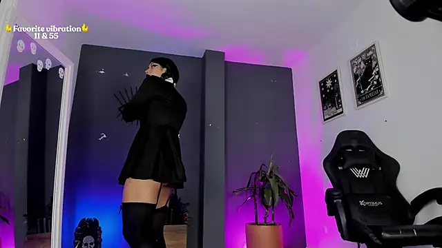 Snapshot of Raven_Witch_ chatting on 06/27/26, 12:33 Raven Witch online show from 06/27/26, 12:33