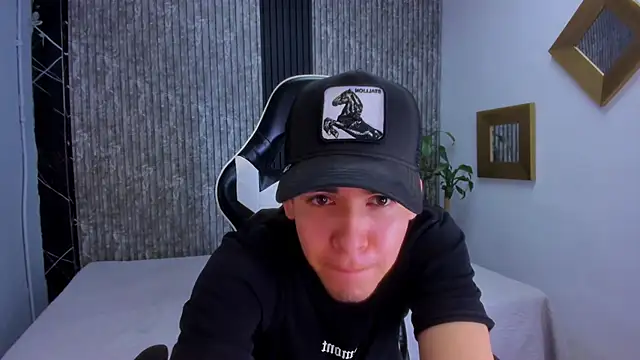 Snapshot of Mike_0233_ chatting on 10/07/25, 04:42 Mike 0233 online show from 10/07/25, 04:42