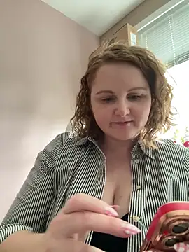 Snapshot of GingerSnap33 chatting on 06/16/26, 12:02 GingerSnap33 online show from 06/16/26, 12:02