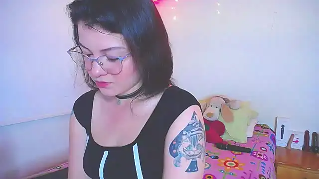 Snapshot of juli05star20 chatting on 01/11/25, 12:44 juli05star20 online show from 01/11/25, 12:44