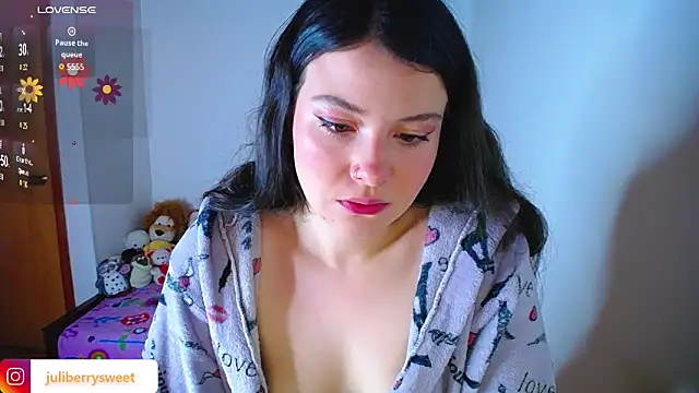Snapshot of juli05star20 chatting on 10/10/25, 01:37 juli05star20 online show from 10/10/25, 01:37