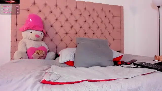 Snapshot of AinaPink chatting on 12/17/24, 02:44 AinaPink online show from 12/17/24, 02:44