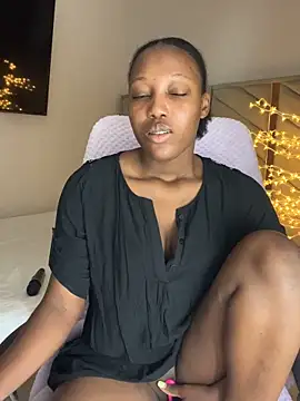 Snapshot of kellya_ chatting on 10/18/25, 12:24 kellya online show from 10/18/25, 12:24