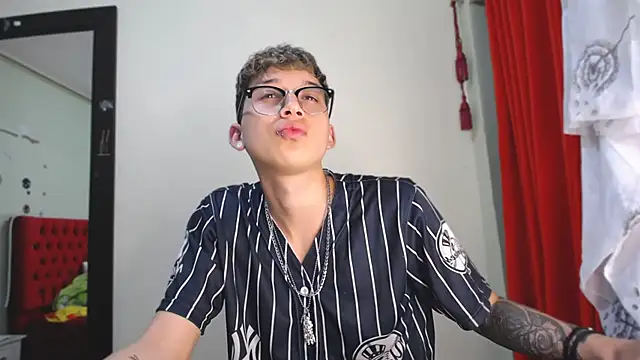 Snapshot of _Thomas_hot_ chatting on 12/17/24, 10:22  Thomas hot  online show from 12/17/24, 10:22