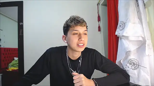 Snapshot of _Thomas_hot_ chatting on 12/18/24, 07:30  Thomas hot  online show from 12/18/24, 07:30