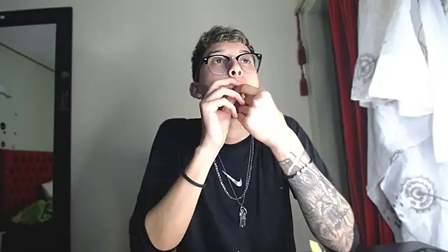 Snapshot of _Thomas_hot_ chatting on 12/18/24, 10:57  Thomas hot  online show from 12/18/24, 10:57