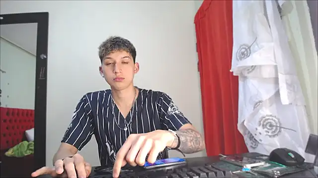 Snapshot of _Thomas_hot_ chatting on 12/19/24, 04:57  Thomas hot  online show from 12/19/24, 04:57