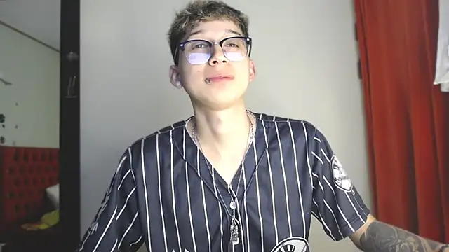 Snapshot of _Thomas_hot_ chatting on 12/19/24, 08:02  Thomas hot  online show from 12/19/24, 08:02