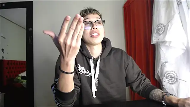 Snapshot of _Thomas_hot_ chatting on 12/23/24, 05:54  Thomas hot  online show from 12/23/24, 05:54