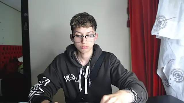 Snapshot of _Thomas_hot_ chatting on 12/24/24, 02:10  Thomas hot  online show from 12/24/24, 02:10