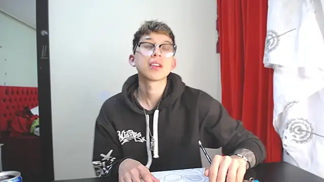 Snapshot of _Thomas_hot_ chatting on 12/24/24, 05:23  Thomas hot  online show from 12/24/24, 05:23