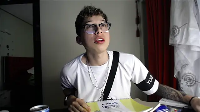 Snapshot of _Thomas_hot_ chatting on 12/25/24, 08:28  Thomas hot  online show from 12/25/24, 08:28