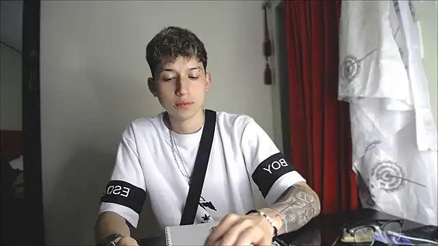 Snapshot of _Thomas_hot_ chatting on 12/25/24, 11:31  Thomas hot  online show from 12/25/24, 11:31