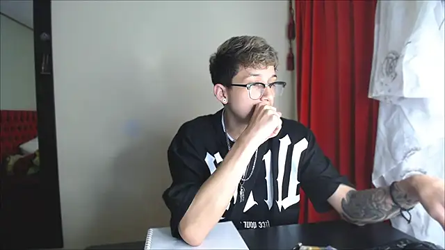 Snapshot of _Thomas_hot_ chatting on 12/27/24, 10:48  Thomas hot  online show from 12/27/24, 10:48