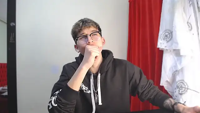 Snapshot of _Thomas_hot_ chatting on 12/29/24, 10:03  Thomas hot  online show from 12/29/24, 10:03