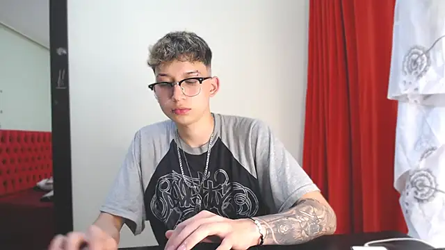 Snapshot of _Thomas_hot_ chatting on 12/31/24, 03:01  Thomas hot  online show from 12/31/24, 03:01