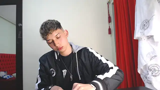 Snapshot of _Thomas_hot_ chatting on 01/01/25, 05:33  Thomas hot  online show from 01/01/25, 05:33