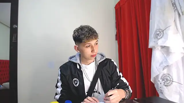 Snapshot of _Thomas_hot_ chatting on 01/01/25, 09:31  Thomas hot  online show from 01/01/25, 09:31