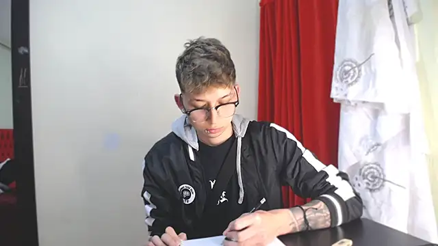 Snapshot of _Thomas_hot_ chatting on 01/03/25, 05:42  Thomas hot  online show from 01/03/25, 05:42