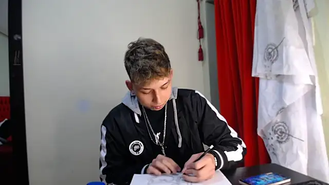 Snapshot of _Thomas_hot_ chatting on 01/03/25, 08:54  Thomas hot  online show from 01/03/25, 08:54