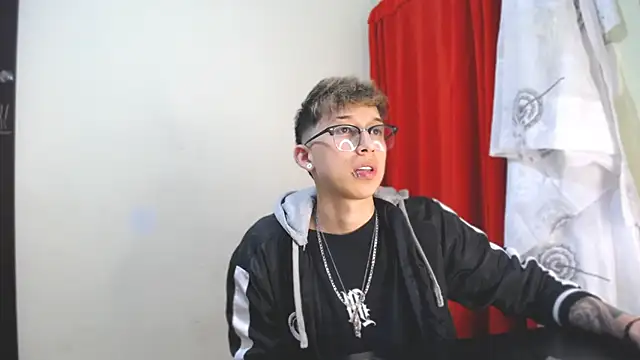 Snapshot of _Thomas_hot_ chatting on 01/03/25, 11:55  Thomas hot  online show from 01/03/25, 11:55