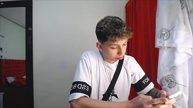 Snapshot of _Thomas_hot_ chatting on 01/07/25, 03:35  Thomas hot  online show from 01/07/25, 03:35