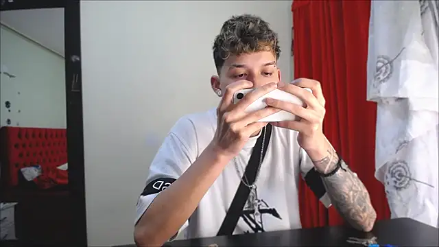 Snapshot of _Thomas_hot_ chatting on 01/07/25, 07:59  Thomas hot  online show from 01/07/25, 07:59