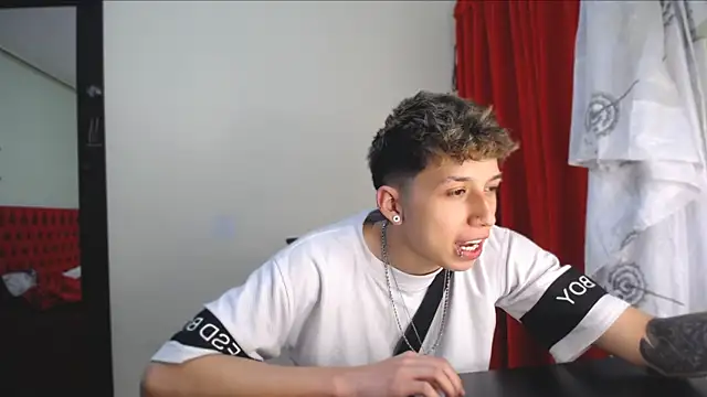 Snapshot of _Thomas_hot_ chatting on 01/07/25, 11:03  Thomas hot  online show from 01/07/25, 11:03