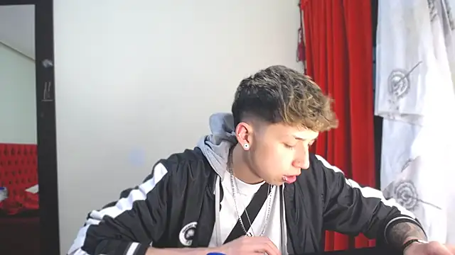 Snapshot of _Thomas_hot_ chatting on 01/08/25, 02:57  Thomas hot  online show from 01/08/25, 02:57