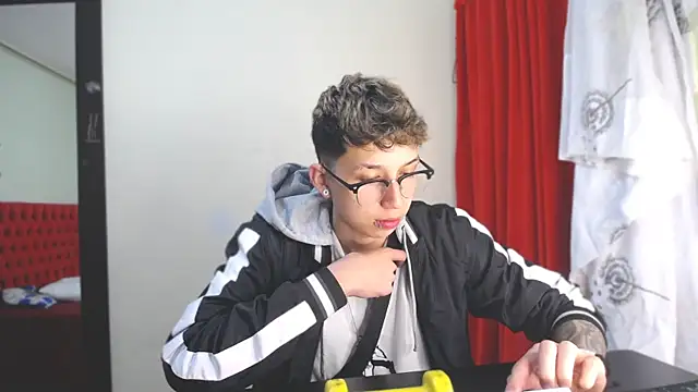 Snapshot of _Thomas_hot_ chatting on 01/08/25, 07:13  Thomas hot  online show from 01/08/25, 07:13