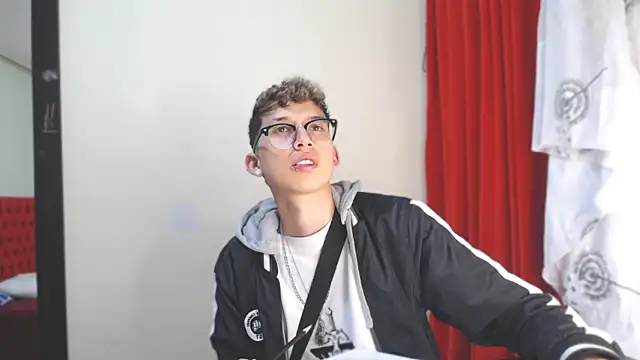 Snapshot of _Thomas_hot_ chatting on 01/08/25, 10:16  Thomas hot  online show from 01/08/25, 10:16