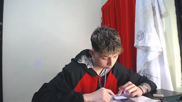 Snapshot of _Thomas_hot_ chatting on 01/09/25, 09:37  Thomas hot  online show from 01/09/25, 09:37