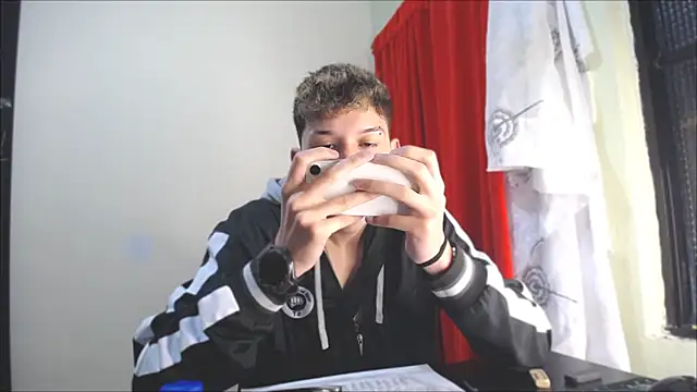 Snapshot of _Thomas_hot_ chatting on 01/12/25, 01:11  Thomas hot  online show from 01/12/25, 01:11