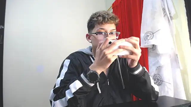 Snapshot of _Thomas_hot_ chatting on 01/12/25, 04:21  Thomas hot  online show from 01/12/25, 04:21