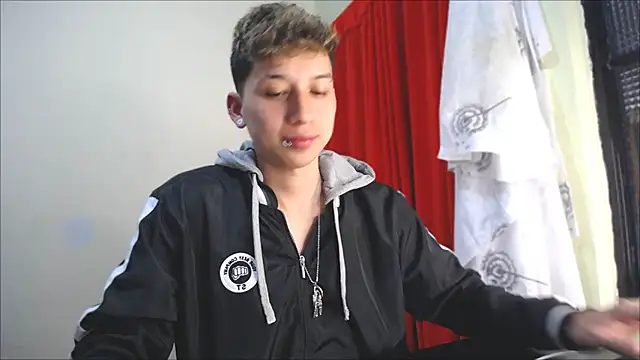 Snapshot of _Thomas_hot_ chatting on 01/12/25, 09:51  Thomas hot  online show from 01/12/25, 09:51