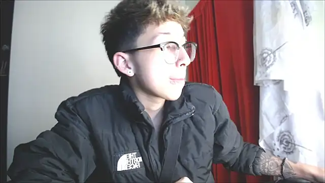 Snapshot of _Thomas_hot_ chatting on 01/15/25, 12:04  Thomas hot  online show from 01/15/25, 12:04