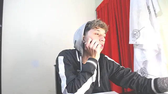 Snapshot of _Thomas_hot_ chatting on 01/21/25, 02:33  Thomas hot  online show from 01/21/25, 02:33