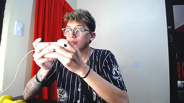 Snapshot of _Thomas_hot_ chatting on 01/30/25, 03:29  Thomas hot  online show from 01/30/25, 03:29