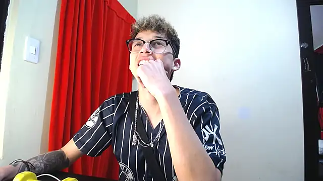 Snapshot of _Thomas_hot_ chatting on 01/30/25, 07:04  Thomas hot  online show from 01/30/25, 07:04