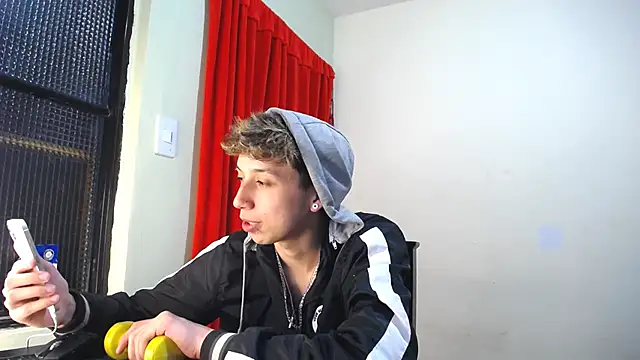 Snapshot of _Thomas_hot_ chatting on 01/31/25, 10:10  Thomas hot  online show from 01/31/25, 10:10