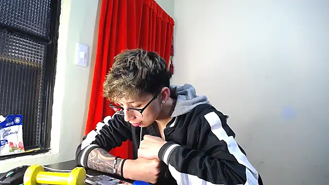 Snapshot of _Thomas_hot_ chatting on 02/01/25, 09:40  Thomas hot  online show from 02/01/25, 09:40