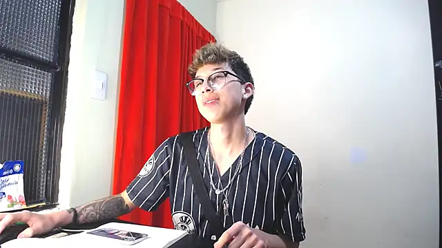 Snapshot of _Thomas_hot_ chatting on 02/04/25, 06:17  Thomas hot  online show from 02/04/25, 06:17