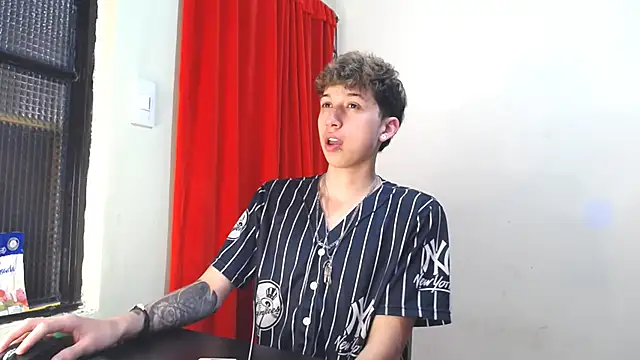 Snapshot of _Thomas_hot_ chatting on 02/04/25, 09:20  Thomas hot  online show from 02/04/25, 09:20