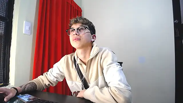 Snapshot of _Thomas_hot_ chatting on 02/05/25, 07:42  Thomas hot  online show from 02/05/25, 07:42